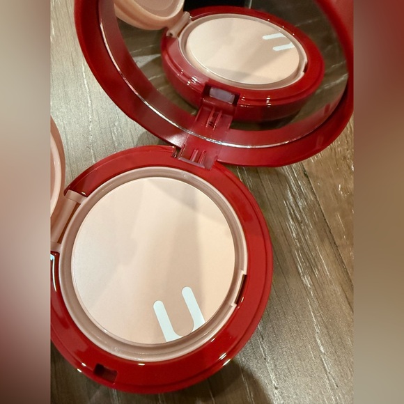 Gucci Cushion de Beauté Limited Luminous SPF 20 Moisturizing Foundation - Picture 8 of 10